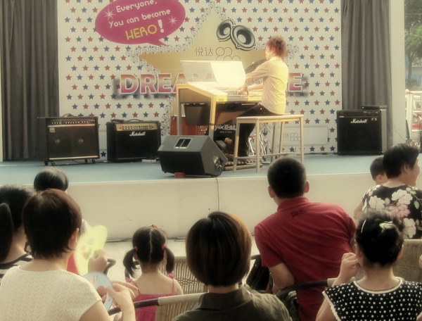 雙排鍵演出大受好評!藪雅貴&張青889廣場演奏再開!