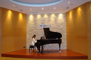 牧野由依來雅馬哈拍攝『音樂物語』節目