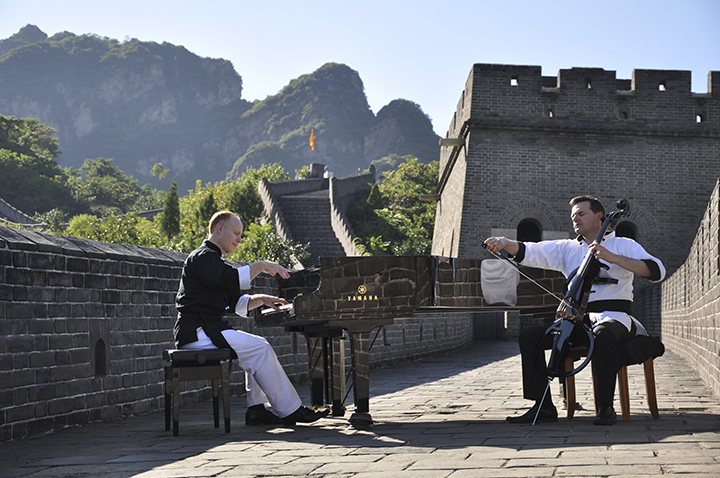 The Piano Guys在長(zhǎng)城上演奏雅馬哈鋼琴