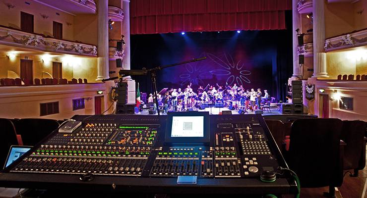 墨西哥 Ten Of The Best 音樂會——小號樂團演出中的 PM5D 數字調音臺