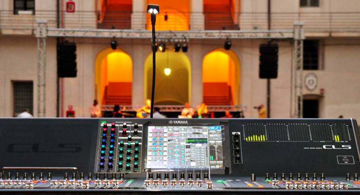 意大利加埃塔爵士音樂節(jié)——爵士演出中的雅馬哈CL5調(diào)音臺