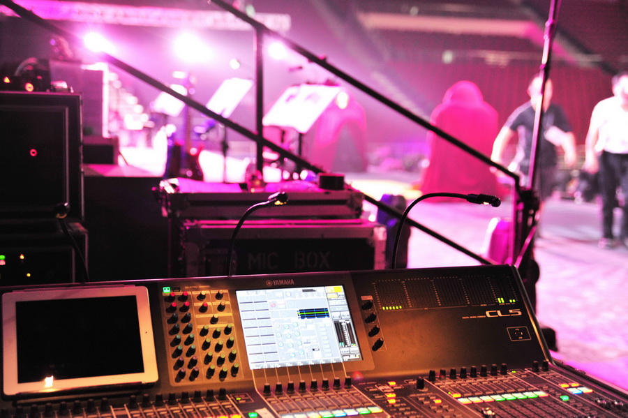 林憶蓮演唱會(huì)MMXII北京站——現(xiàn)場(chǎng)返聽運(yùn)用中的CL5數(shù)字調(diào)音臺(tái)