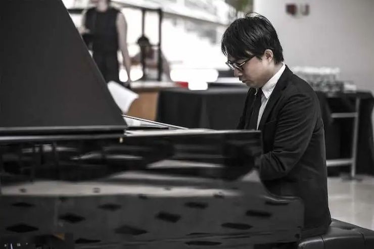 宋思衡的“宅抗疫” | 挑戰主播、籌集口罩、閉關作曲，這位取消了20場演出的鋼琴家原來這么忙！