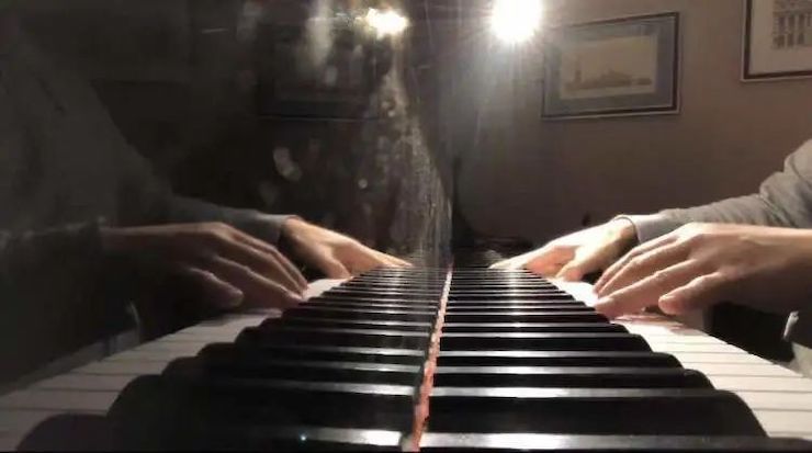 宋思衡的“宅抗疫” | 挑戰主播、籌集口罩、閉關作曲，這位取消了20場演出的鋼琴家原來這么忙！