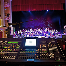 墨西哥 Ten Of The Best 音樂會——小號樂團演出中的 PM5D 數(shù)字調(diào)音臺