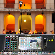 意大利加埃塔爵士音樂節——爵士演出中的雅馬哈CL5調音臺